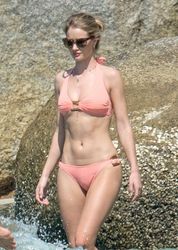 24871755_Rosie-Huntington-Whiteley--Wear