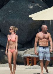 24871757_Rosie-Huntington-Whiteley--Wear