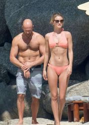 24871760_Rosie-Huntington-Whiteley--Wear