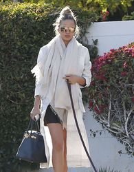 24909969_Chrissy-Teigen--Walking-her-dog