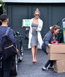 24963460_Chrissy-Teigen-in-Tight-Dress--