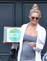24963461_Chrissy-Teigen-in-Tight-Dress--