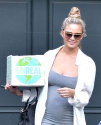 24963462_Chrissy-Teigen-in-Tight-Dress--