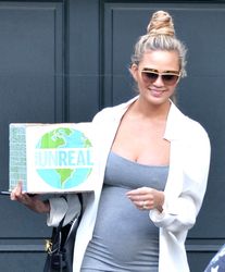 24963464_Chrissy-Teigen-in-Tight-Dress--