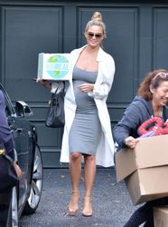 24963465_Chrissy-Teigen-in-Tight-Dress--