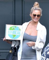 24963466_Chrissy-Teigen-in-Tight-Dress--