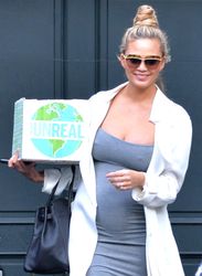 24963469_Chrissy-Teigen-in-Tight-Dress--