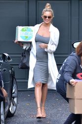 24963471_Chrissy-Teigen-in-Tight-Dress--