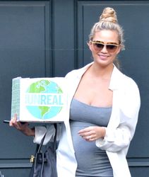 24963472_Chrissy-Teigen-in-Tight-Dress--