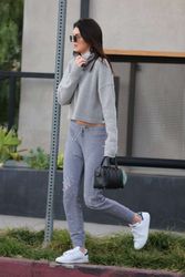 25069853_Kendall-Jenner--Out-in-West-Hol