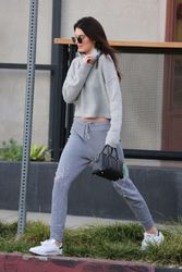 25069856_Kendall-Jenner--Out-in-West-Hol