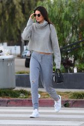 25069858_Kendall-Jenner--Out-in-West-Hol
