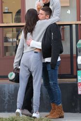 25069860_Kendall-Jenner--Out-in-West-Hol