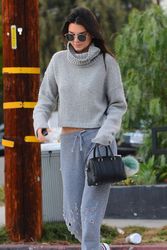 25069861_Kendall-Jenner--Out-in-West-Hol