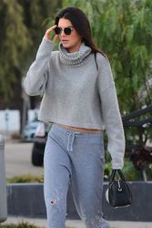 25069867_Kendall-Jenner--Out-in-West-Hol