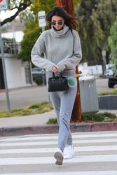25069869_Kendall-Jenner--Out-in-West-Hol