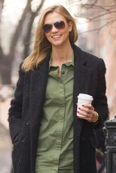 25112085_Karlie-Kloss-in-Green-Dress--02