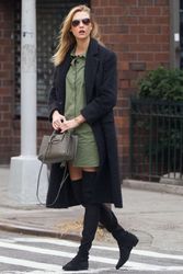 25112087_Karlie-Kloss-in-Green-Dress--04