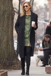25112088_Karlie-Kloss-in-Green-Dress--05