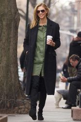 25112089_Karlie-Kloss-in-Green-Dress--06