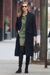 25112090_Karlie-Kloss-in-Green-Dress--07