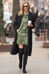 25112096_Karlie-Kloss-in-Green-Dress--13