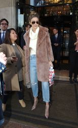 25133067_Gigi-and-Bella-Hadid-out-in-Par