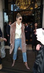 25133073_Gigi-and-Bella-Hadid-out-in-Par