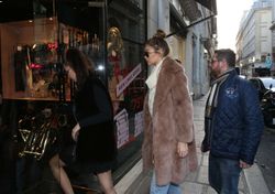 25133079_Gigi-and-Bella-Hadid-out-in-Par