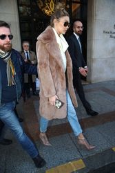 25133096_Gigi-and-Bella-Hadid-out-in-Par