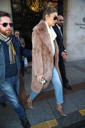 25133111_Gigi-and-Bella-Hadid-out-in-Par