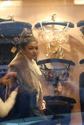 25133157_Gigi-and-Bella-Hadid-out-in-Par