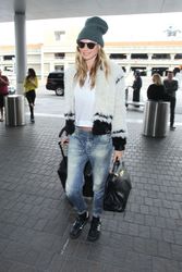 25152983_Behati-Prinsloo-in-jeans-LAX-Ai