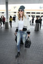 25152991_Behati-Prinsloo-in-jeans-LAX-Ai