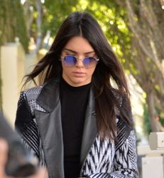 25291228_Kendall-Jenner-in-Tights--02.jp