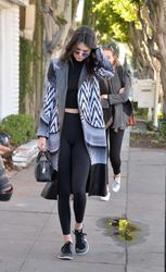 25291246_Kendall-Jenner-in-Tights--16.jp