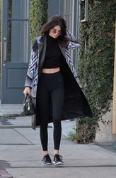 25291251_Kendall-Jenner-in-Tights--19.jp