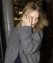 25303510_Rosie-Huntington-Whiteley-out-i