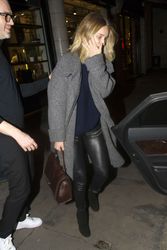 25303517_Rosie-Huntington-Whiteley-out-i