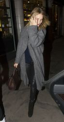 25303518_Rosie-Huntington-Whiteley-out-i