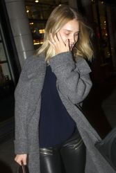25303519_Rosie-Huntington-Whiteley-out-i