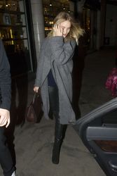 25303523_Rosie-Huntington-Whiteley-out-i
