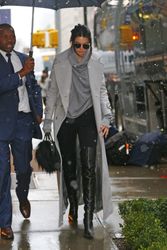 25324281_Kendall-Jenner-out-in-Manhattan