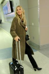 26649804_Elsa-Hosk-Arrives-in-Sin-City--