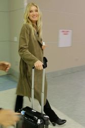 26649809_Elsa-Hosk-Arrives-in-Sin-City--