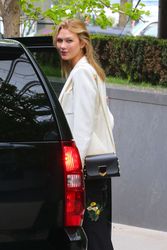 27151919_Karlie-Kloss-Leaving-her-apartm