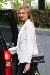 27151920_Karlie-Kloss-Leaving-her-apartm