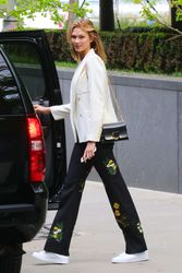 27151921_Karlie-Kloss-Leaving-her-apartm