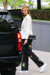 27151922_Karlie-Kloss-Leaving-her-apartm