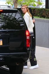 27151923_Karlie-Kloss-Leaving-her-apartm